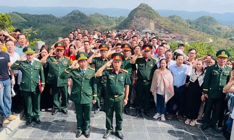 Cựu chiến binh cơ quan TW Hội Luật gia VN đưa ánh sáng pháp luật đến với đồng bào, học sinh vùng cao biên giới Hà Giang