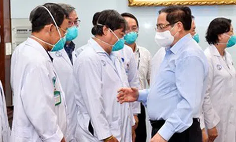 Triển khai ngay phương án điều động, chi viện nhân lực y tế cho các địa phương đang có nhiều ca lây nhiễm, bệnh nặng