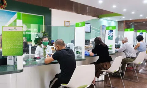 Vietcombank giảm các loại phí dịch vụ hỗ trợ khách hàng trong mùa dịch bệnh Covid-19
