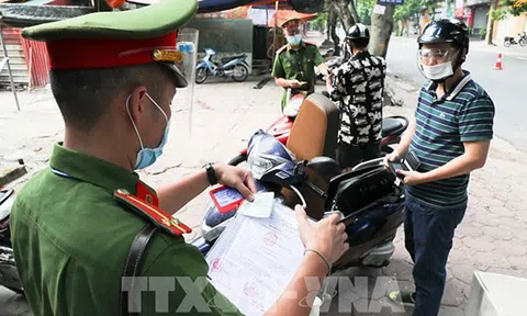 Hà Nội kiểm soát chặt người ra đường không có lý do chính đáng tại 12 quận