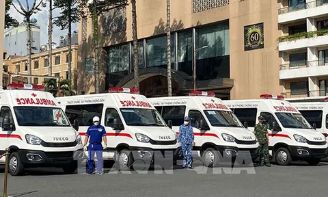 TP. Hồ Chí Minh tiếp nhận 30 xe cứu thương và 25 xe tiêm chủng vaccine