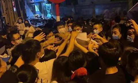 Hà Nội: Yêu cầu làm rõ trách nhiệm lãnh đạo cơ sở để người dân chen lấn tiêm vaccine COVID-19