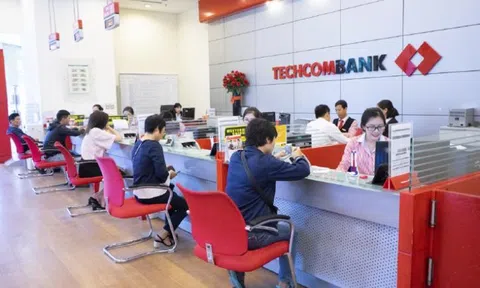 Lãi suất ngân hàng bất ngờ biến động trái chiều