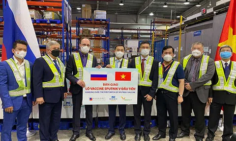 Việt Nam tiếp nhận lô vắc xin Sputnik V đầu tiên sau chuyến thăm LB Nga của Bộ trưởng Ngoại giao Bùi Thanh Sơn