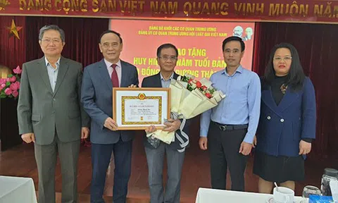 Đảng uỷ cơ quan TW Hội Luật gia VN trao tặng Huy hiệu 40 năm tuổi Đảng cho Đ/c Dương Thành Bắc - nguyên trợ lý Chủ tịch Nước, nguyên Phó chủ tịch HLGVN.