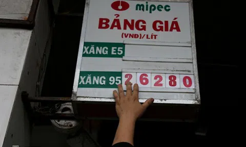 Cách nào kìm giá xăng dầu?
