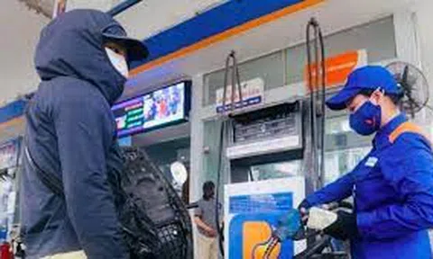 Bất cập giá xăng dầu: Giá cao nhưng doanh nghiệp vẫn... than lỗ