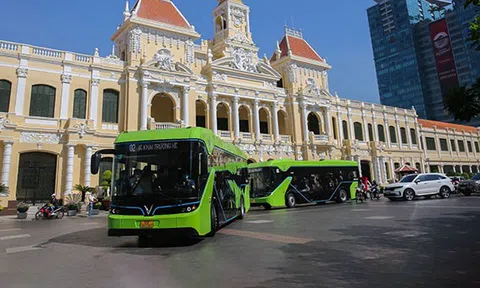 Giá xăng tăng phi mã, cư dân Vinhomes Grand Park thảnh thơi đi làm bằng xe VinBus