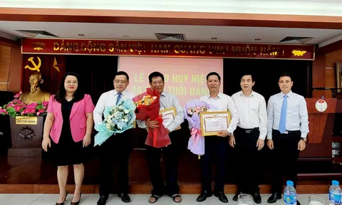 Hội Luật gia Việt Nam trao tặng huy hiệu và bằng khen cho Đảng viên