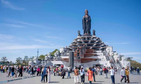 Hàng trăm nghìn du khách tấp nập đến núi Bà Đen xem Hội xuân