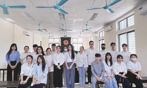 Sinh viên ngành Luật Kinh tế Trường Đại học Kinh doanh và Công nghệ Hà Nội trải nghiệm xét xử tại Tòa án Nhân dân huyện Thanh Trì Hà Nội