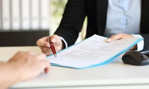 Nhận thức về rủi ro pháp lý: Hậu quả nặng nề của việc ký hợp đồng và xuất giúp hóa đơn