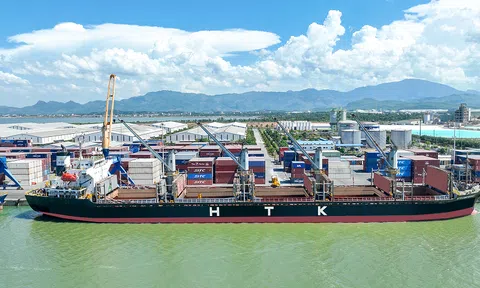 Cảng Chu Lai đón tàu lớn và nâng cao hiệu suất khai thác hàng rời