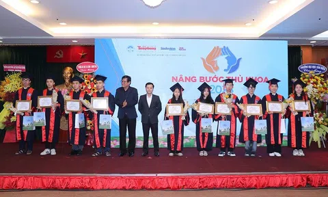 THACO trao học bổng Nâng bước thủ khoa 2023