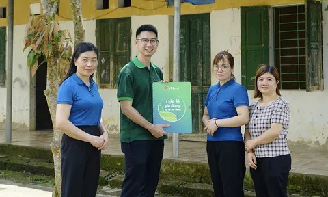 Cô giáo vùng cao nhường thức ăn cho trò nhỏ