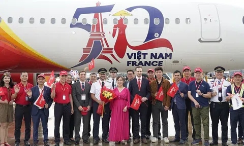 Tàu bay mang biểu tượng kỷ niệm 50 năm quan hệ ngoại giao Việt Nam – Pháp đã về tới TP. Hồ Chí Minh sau hành trình cảm xúc
