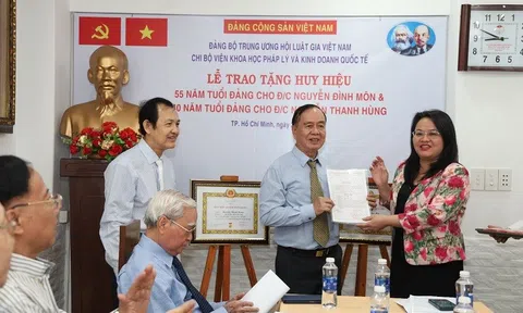 Lễ trao tặng Huy hiệu 55 năm, 40 năm tuổi Đảng cho đảng viên Chi bộ Viện Khoa học Pháp lý và Kinh doanh Quốc tế