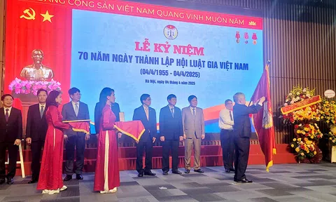 Hội Luật gia Việt Nam đón nhận Huân chương Lao động hạng Nhất.