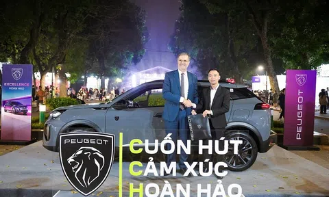 Đại sứ Pháp trải nghiệm xe New Peugeot 2008 tại Lễ hội Balade en France 2025