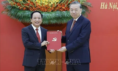 Tổng Bí thư Tô Lâm trao các quyết định bổ nhiệm Trưởng Ban Tuyên giáo và Dân vận Trung ương và Phó trưởng ban Thường trực Ban Nội chính Trung ương