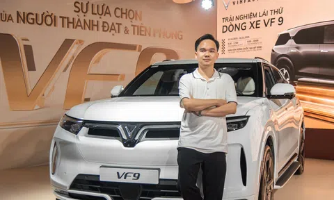 Chủ xe xăng hạng sang trầm trồ sau khi cầm lái VinFast VF 9: Cảm giác yên tâm tuyệt đối, chai nước đặt lên capo không đổ dù đường xấu