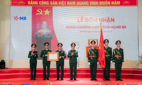 MB đón nhận Huân chương Lao động Hạng Ba