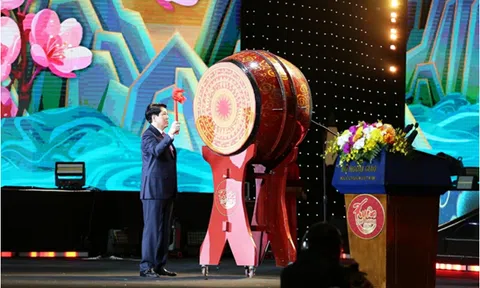 Chủ tịch nước Lương Cường chúc Tết bà con kiều bào và đánh trống khai hội mừng Xuân Quê hương 2026