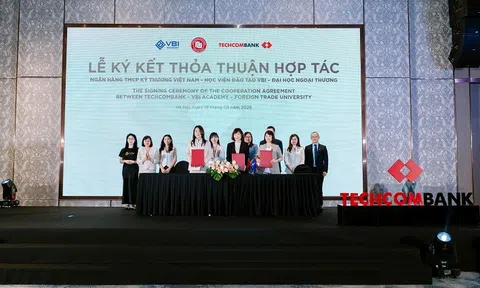 Techcombank ra mắt “chương trình kiến tạo tư duy & bản lĩnh lãnh đạo cho thế hệ kế cận” và khởi động “đấu trường AI kinh doanh”