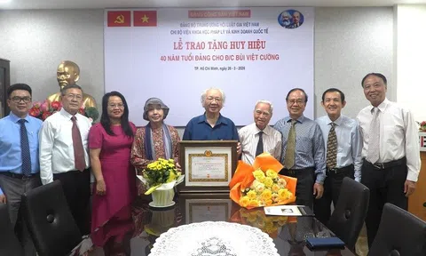 Trao Huy hiệu 40 năm tuổi Đảng cho đồng chí Bùi Việt Cường