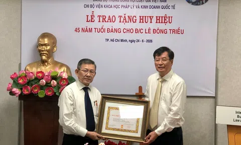Trao Huy hiệu 45 năm tuổi Đảng cho đ/c Lê Đông Triều - Bí thư Chi bộ Viện IBLA