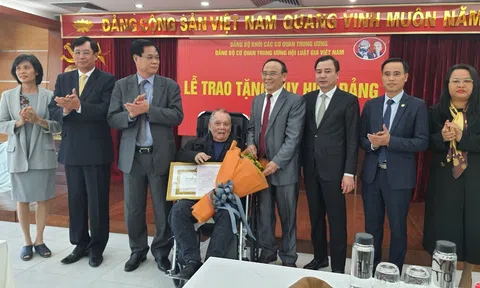 Trao Huy hiệu 60 năm tuổi Đảng cho nguyên Phó Bí thư Đảng đoàn, nguyên Chủ tịch Hội Luật gia VN Phạm Quốc Anh
