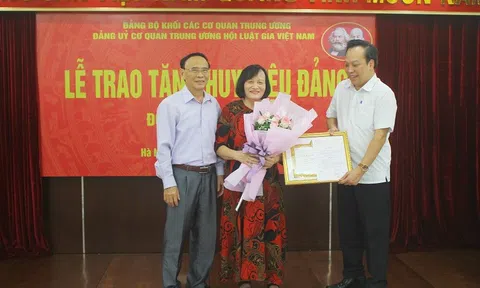 Đảng uỷ Cơ quan TW Hội Luật gia Việt Nam tổ chức trao Huy hiệu Đảng và Hội nghị thông tin Chuyên đề quý III