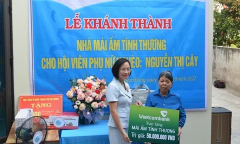 Vietcombank Hải Dương trao tặng 2 ngôi nhà “mái ấm tình thương” trị giá 100 triệu đồng