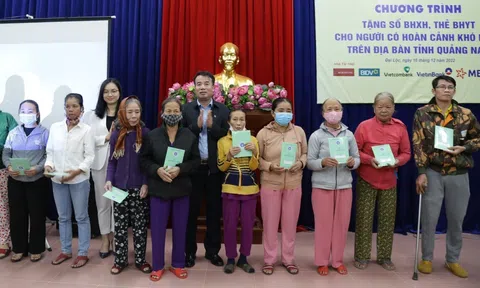 Tặng sổ BHXH, thẻ BHYT: Trao nhân ái, lan tỏa yêu thương