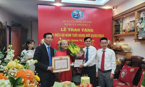 Trao tặng Huy hiệu 60 năm tuổi Đảng cho đồng Dương Thị Thanh Mai, nguyên Phó Chánh án TANDTC, nguyên Phó Bí thư Đảng ủy CQTW Hội Luật gia VN.