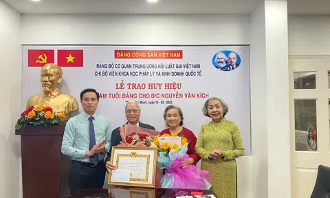 Trao tặng Huy hiệu 45 năm tuổi Đảng cho luật gia Nguyễn Văn Kích, nguyên Phó Viện trưởng Viện IBLA