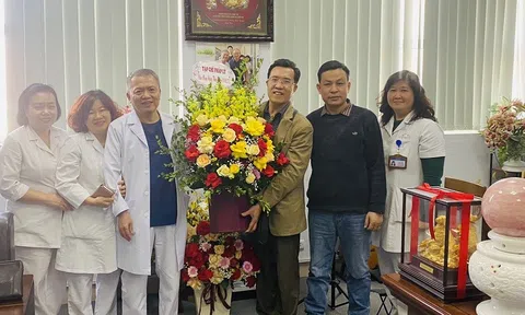 Tạp chí Pháp lý chúc mừng Y, bác sĩ, giảng viên Trường Đại học Y Dược, Đại học Quốc gia Hà Nội nhân ngày Thầy thuốc Việt Nam