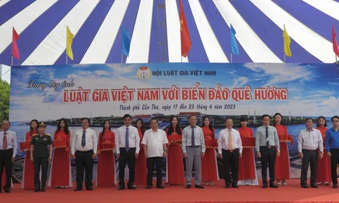 Khai mạc tuần lễ trưng bày ảnh “Luật gia Việt Nam với biển đảo quê hương”