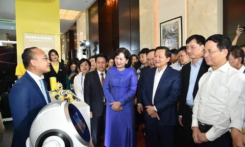 Đẩy mạnh chuyển đổi số, cắt giảm thủ tục, giảm lãi suất, tăng cường khả năng tiếp cận vốn để hỗ trợ người dân, doanh nghiệp