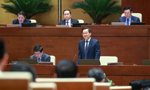 Phó Thủ tướng Lê Minh Khái báo cáo giải trình trước Quốc hội