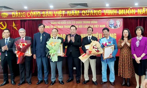 Đảng ủy CQTW Hội Luật gia Việt Nam tổ chức lễ trao tặng Huy hiệu Đảng cho 6 đảng viên