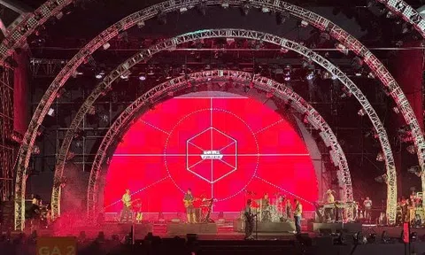 Những hình ảnh “nóng phỏng tay” của Maroon 5 và các nghệ sĩ Việt trên sân khấu 8Wonder trước giờ G
