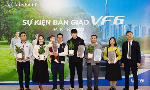 VinFast bàn giao lô xe VF6 đầu tiên cho khách hàng