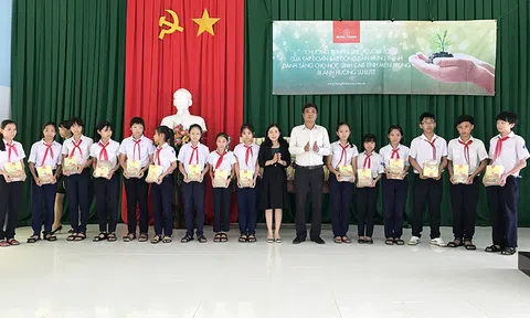 Ba triệu cuốn vở của Hưng Thịnh Corp đã đến tận tay các em học sinh vùng lũ miền Trung