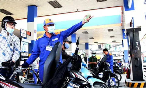 Tiền thuế xăng đang thừa, sao còn thu thêm?