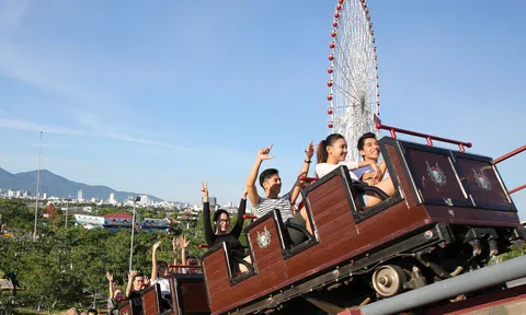 Trải nghiệm tàu lượn dạng treo cực đỉnh tại Asia Park
