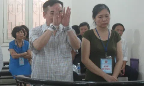 Cựu Phó Vụ trưởng cùng vợ lừa gần 52 tỷ đồng