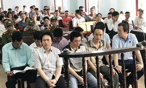 Thanh tra giao thông lấy tiền hối lộ để chạy chức