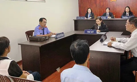 Luật sư chính thức được ngồi ngang bằng với VKS