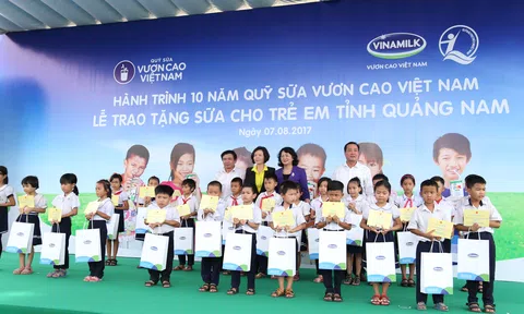 Khởi động hành trình trao sữa 10 năm liên tiếp của Quỹ sữa vươn cao Việt Nam trao tặng 46.500 ly sữa cho trẻ em tỉnh Quảng Nam